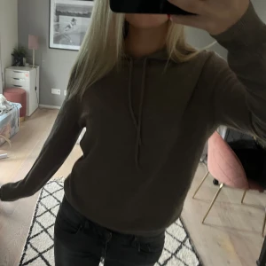 Soft goat hoodie - Mysig stickad huvtröja från märket Soft goat, 100% Kashmir. Storlek S.  Skriv gärna privat vid frågor!💕💕