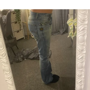 Lågmidjade jeans  - Säljer nu dessa as snygga lågmidjade jeans då det tyvär inte kommer till någon användning. Köpta på second hand och är i mycket fint skick. Innerbenslängd 81 midjemått 45 rakt över. (Passar mig som är 1,71) 