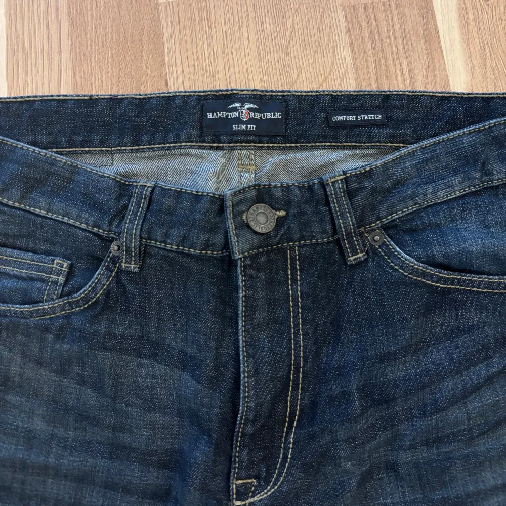 Säljer slim fit hampton republic jeans med storlek 33/32. Perfekt scick. Jeans & Byxor.