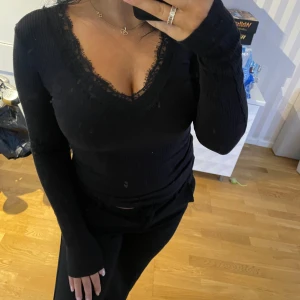 Topp med spets - Säljer nu denna super fina topp med spetsdetaljer. Det är spets både fram och bak i ryggen där den även är väldigt djup. Tveka inte på att höra av dig om intresse finns🩷