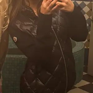 Säljer denna snygga moncler cardigan i marinblå🥰 köptes i butik förra året för ca 9000. Storlek 1 vilket motsvarar s. Pris kan diskuteras vid snabb affär och den är såklart äkta, skriv om ni har funderingar 