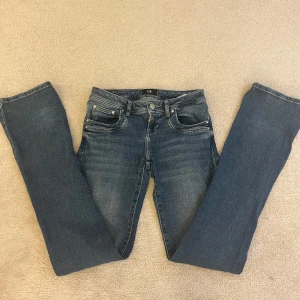 Blå jeans från LTB - Säljer ett par snygga blå jeans från LTB. De har en klassisk femficksdesign med dragkedja och knapp framtill. Jeansen har en lätt tvättad look som ger dem en cool och avslappnad stil. Perfekta för både vardag och fest!