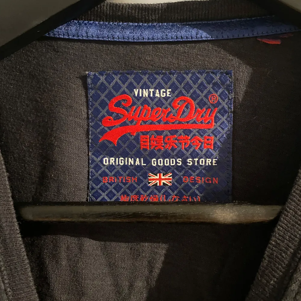 Superdry t-shirt i bra skick. Skulle säga att den sitter s/m. Säljs pga att jag inte använder den.. T-shirts.