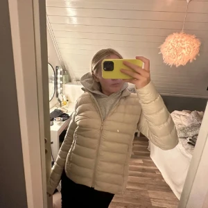 Höst jacka  -  Supersnygg jacka perfekt nu till hösten. Köpt på Cubus. Den är använd fåtal gånger. Storlek S men  sitter som XS. 