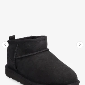 Ugg - Hej! Säljer nu mina svarta Ugg då jag inte använder dem längre, pris kan diskuteras! Kom privat för fler bilder.💕🙏🏼