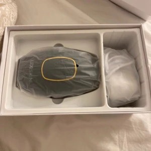 Helt ny, oanvänd laser maskin med olika styrkor! - Jag säljer denna laser maskin med olika styrkor, eftersom jag har en annan som har kommit till använding istället.   Produkten funkar påriktigt och är riktig smidig till att använda för att göra egna behandlingar hemma! 