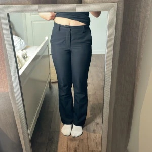 Relativt använda högmidjade svarta kostymbyxor i storlek 34 från bik bok 💓 - Svarta relativt högmidjade kostymbyxor från bik bok, säljer de pågrund av att de är för små men de är inte trasiga eller nått bara ett litet märke på vänster knä men inget man lägger märke till💓