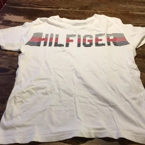 Hilfiger T-shirt. - T-shirt i gott skick, har inte använts många gånger innan den blev för liten. 