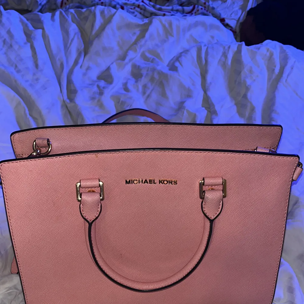 Rosa Michael Kors ”Selma” handväska i Saffiano skinn! Använd lite för länge sedan men fortfarande i mycket fint skick. Väskor.