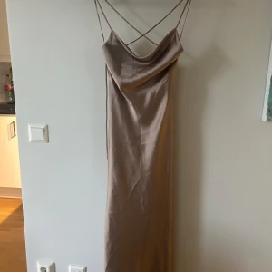 Sidenklänning  - Sidenklänning från Zara, använd endast en gång, normal i storlek, beige brun i färgen
