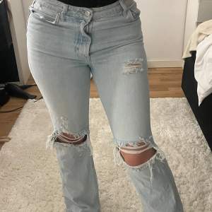 Högmidjade jeans med hål på knäna från bershka storlek 38