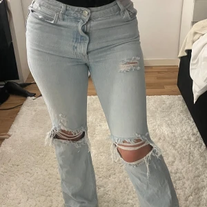 Jeans från bershka  - Högmidjade jeans med hål på knäna från bershka storlek 38