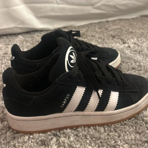 campus 00 - säljer mina svarta campus då dem är för små, köpt för 1 200!Säljer för 600.Du får med vita snören också!