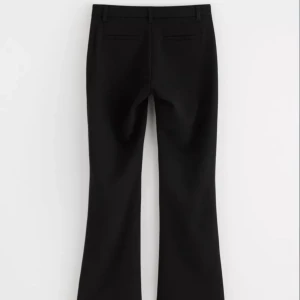 Lågmidjsde kostymbyxor - Super fina lågmidjsde kostym byxor ifrån kidsbrandstore/ grunt. De är i storlek 152 och är försmå  därför säljer jag de. Använda ca 3 gånger och första bilden är lånad. Nypris: 549. Säljer för 349kr ❤️