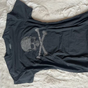 Virgin republic - T-shirt me dödskalle rhinestones 