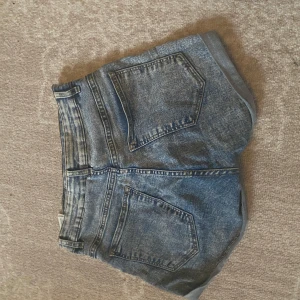 Jeans shorts  - Högmidjade ljusblå jeansshorts men knappt använda💗