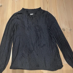 Grå blus från Saint Tropez - Säljer en mörk blå leopardmönstrad blus från Saint Tropez i storlek XS. Skriv för fler bilder.