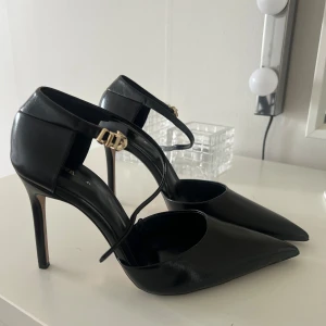 Klackar  - Säljer dessa klackarna från Zara som endast är testade. Säljer då dem är för stora för mig. 😊