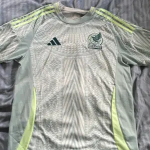 Mexico fotbollströja i strl XL men sitter som en L