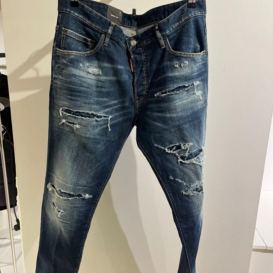 Blå slitna jeans