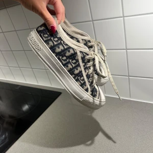 Dior skor  - Säljer nu dessa underbara skor, storlek 37, använda men i fint skick. Då jag köpte dom av en vän för 5000kr.  Har inget kvitto därav kan jag tänka mig gå ner i pris. Box medföljer. Tar gärna emot prisförslag.🩷