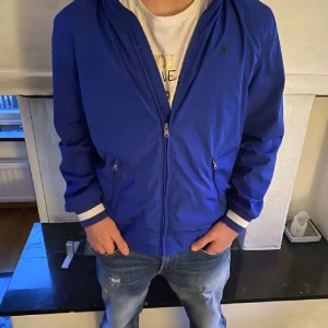 Ralph Lauren windbreaker - Säljer nu denna riktigt snygga Raffe windbreaker eftersom den inte passar mig längre. Nypris: 2700 Mitt pris:1199 Skick:9/10 Passform:S passar också Xs. Priset är inte hugget i en Sten.