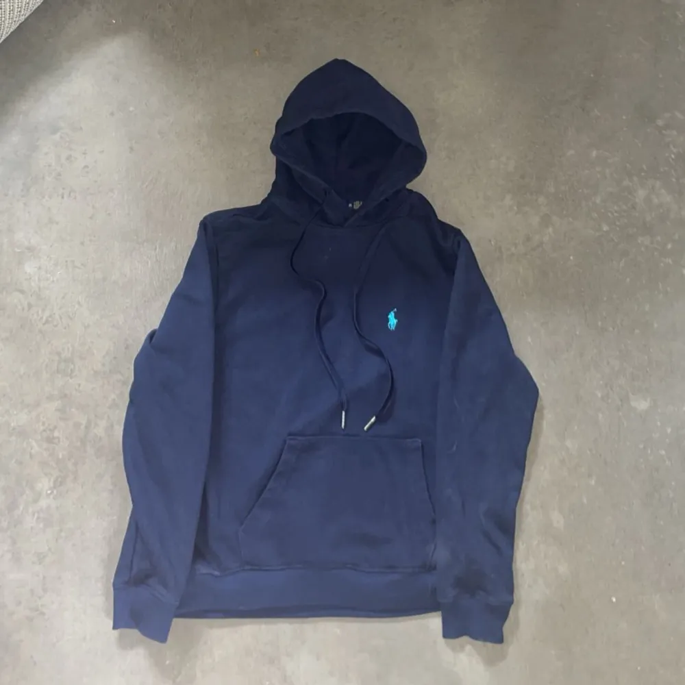 Ralph lauren hoodie för billigt pris i bra skick, Tröjan är i storlek M men sitter som Xs/S Kom privat för mer frågor!. Hoodies.