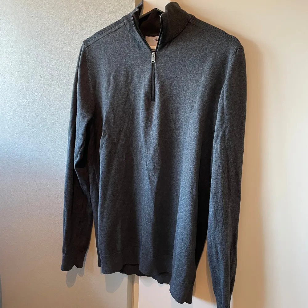 Säljer denna riktigt snygga half zip tröjan från selected homme. Den har aldrig använts utan enbart testad, säljer då jag fick den för ett tag sen och sedan dess har den bara luggit i min garderob! Köpt för 650kr. Neuletakit & Villapaidat.