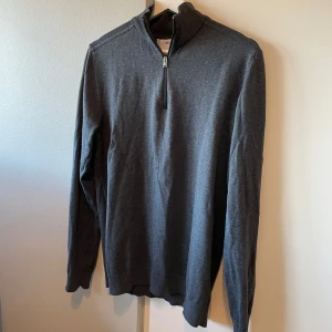Half zip  - Säljer denna riktigt snygga half zip tröjan från selected homme. Den har aldrig använts utan enbart testad, säljer då jag fick den för ett tag sen och sedan dess har den bara luggit i min garderob!  Köpt för 650kr