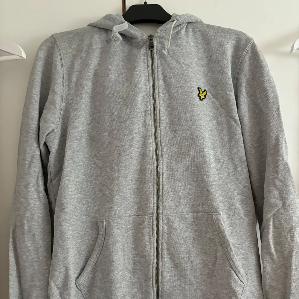 Grå ziphoodie från Lyle&Scott. Nyskick, endast använd några få gånger😇. Hoodies.