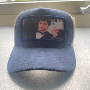 Maggiore keps-Scarface limiter edition - Väldigt bra skick, 8/10. Använd kanske ungefär 10 gånger och inte sliten någonstans. Nypris 800 kr