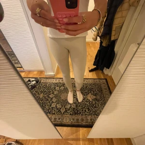 Ribbade off-white träningsbyxor  - Säljer dessa jättesnygga off-white träningsbyxorna från Stronger i storlek Xs/S. Använda en gång. Materialet e ribbat. Skriv för fler bilder eller frågor. Pris kan diskuteras 🤍🤍