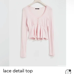 Gina Tricot lace detail top - Säljer denna jätte fina top från Gina Tricot då jag köpte fel storlek, skriv för fler bilder💕