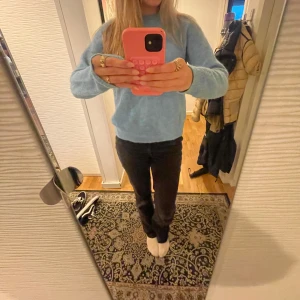 Blå tjocktröja🩵 - Säljer denna jättefina blåa stickade tjocktröjan från Zara i storlek S. Väldigt fint skick. 22% alpacka. Skriv för fler bilder eller frågor!!🩵🩵