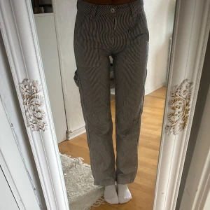 Grå cargobyxor - Cargobyxor, säljer då dem är för små tyvärr