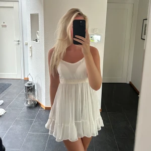 Vit klänning - Vit klänning med volang och knyte i ryggen🥰