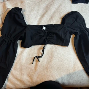 Festtopp med knyte, långärmad  - Skitsnygg topp som endast är testad. Köparen står för frakten, storlek M💗