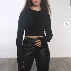 Adsgn tröja - Svart ribbad tröja från adsgn som aldrig kommit till använding så i helt nytt skick!