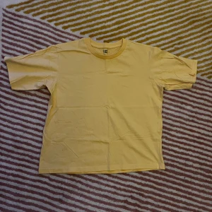 Gul t-shirt - Gul t-shirt från Lager 157