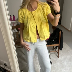 Jacka - Så söt gul jacka jag tyvärr måste sälja. Tunn. Inga defekter. Använt 1 gång. Färgen framkommer inte helt rättfärdigat.