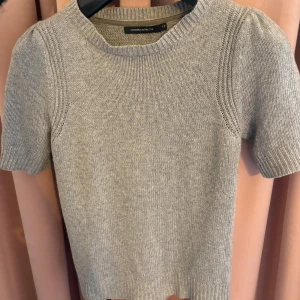 Stickad tröja - Säljer min fina stickade T-shirt då jag inte får någon användning av den. Står ingen storlek i men passar mig som normalt sett har storlek S. 🌻⭐️🩷