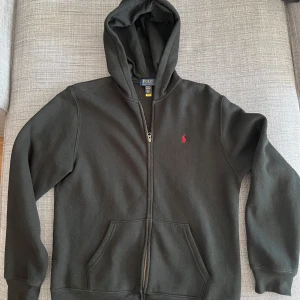 Ralph-Lauren Tröja - Säljer en väldigt snygg Ralph lauren zip i Storlek XL ( Barnstorlek). Brukar ha S/M vanligtvis och Passar hyfsat på mig som är 180. skulle säga den passar bäst på dem runt 173-178.              Skick: Bra Nypris: 1200kr