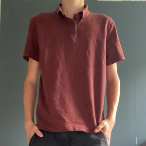 Vinröd piké  - Jätte fin these glory days pike st L men passar M Skick:9/10  Nypris:900