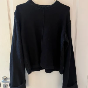 stickad tröja  - svart stickad tröja från Nelly med vida armar, inga defekter noppar inte
