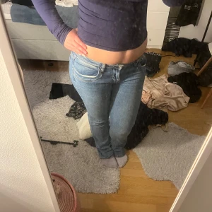 Blå jeans - Säljer ett par  blå jeans i storlek W31 L32 från LTB köpta på zalando. Som man ser på sista bilden är dom lite slitna nertill men annars är dom i bra skick 
