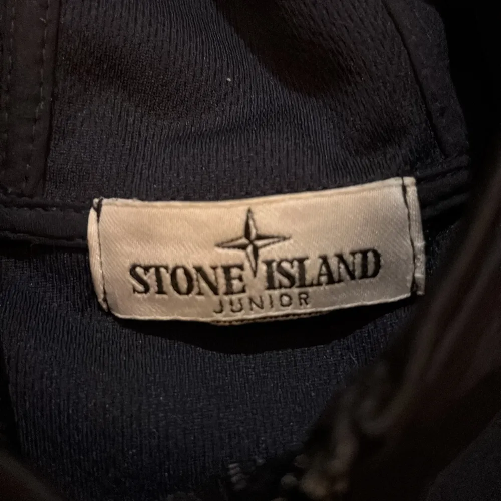 Säljer nu nu min Stone island jacka eftersom att den är för liten. Storlek: 12Y/156 och den är navyblå. Nypris ligger på 4600kr och den köptes på NK förra hösten. Kvitto finns inte men tagsen visar att den e äkta. Tar absolut emot byten! Pris: 1500kr. Jackor.