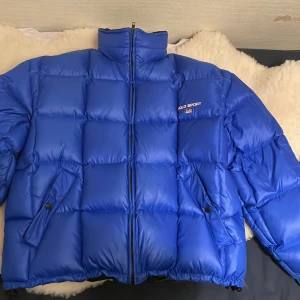 Ralph lauren/polo sport - Gammal men ändå i bra skick en fläk på vänstra sidan se bild 4. Har inget kvitto för det var min mammas gammla men det är 100% äkta.storlek  M. Pris kan diskuteras mer frågor hör av er😉