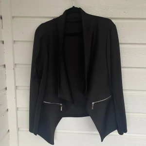 Festlig kavaj - Snygg svart kavaj säljes! Med dragkedjor som detaljer, och tyget är ”glatt”. Perfekt till festen eller utekvällen. 🎉Oklart vilket märke det är, men den är knappt använd så är i mycket gott skick. 