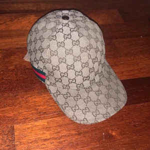 Gucci keps - Riktig skön gucci keps. Säljs pga att jag ändrat stil så den kommer ej till användning. Pris kan diskuteras vid snabb affär. Mer bilder kan skickas om det önskas mvh rambo.