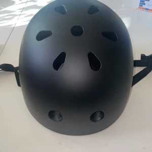 Cykelhjälm - Anpassad till barn, oanvänd eftersom att jag köpte den i fel storlek. Finns även en inbyggd lampa men jag vet inte hur man startar den.